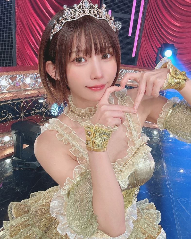 えなこさん「PPE41、再始動です」ゴールドのドレスで宣言 フォロワー