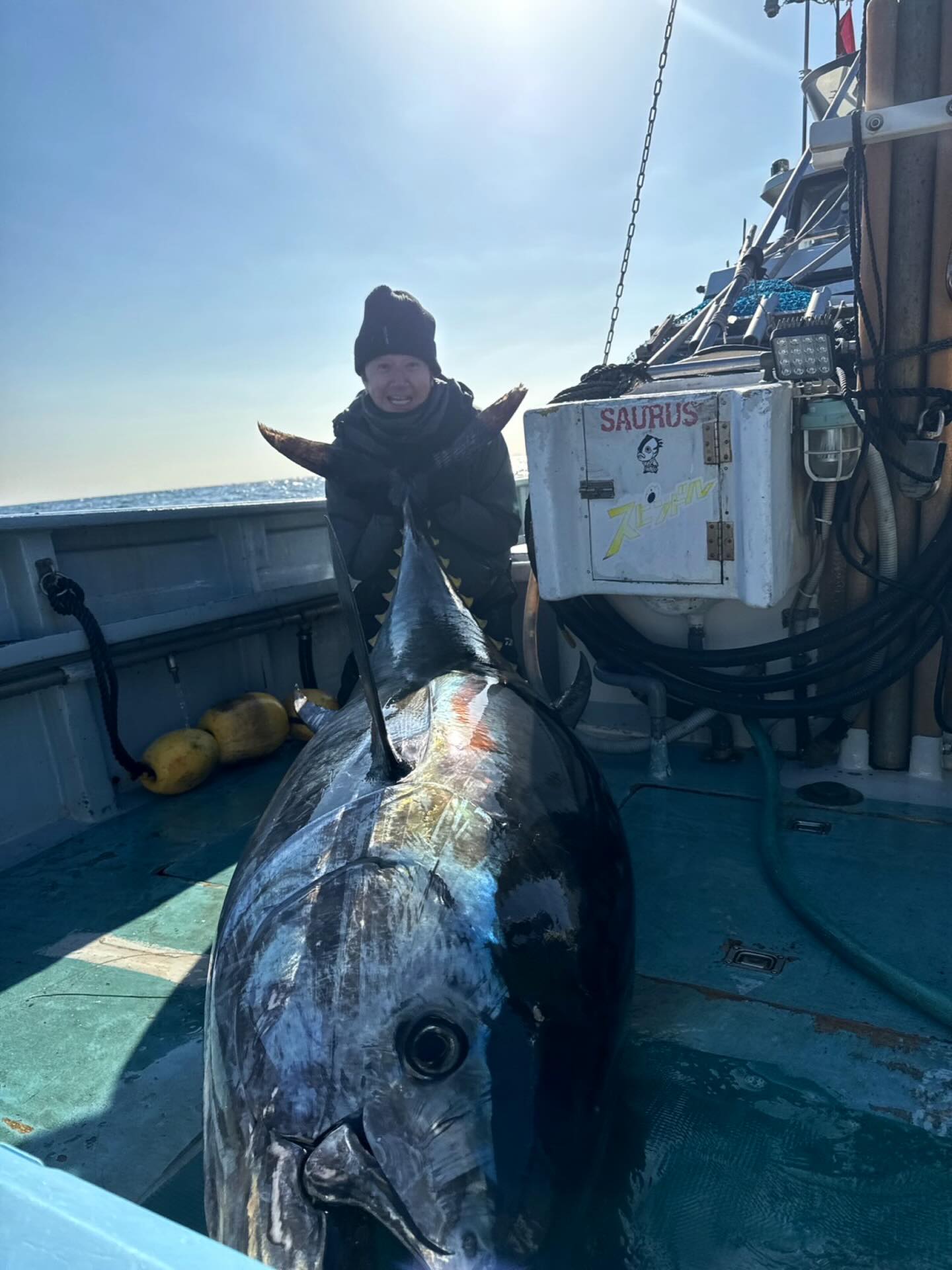 近藤真彦 】 大物「クロマグロ」釣り上げ笑顔 「松方さんにも見せ