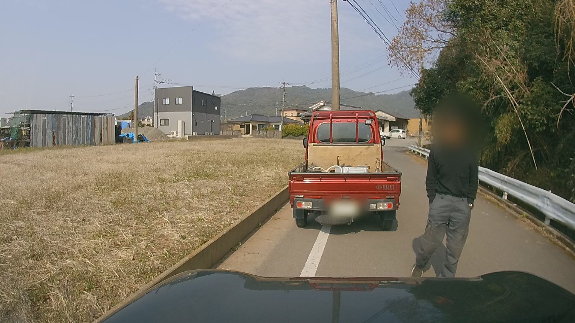 殺されるかもしれない」あおり運転の恐怖 赤い軽トラックが低速走行