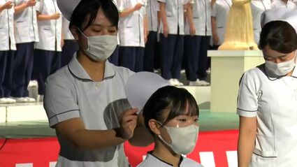 看護師目指す生徒にナースキャップ戴帽式「人を助けて役に立ちたい