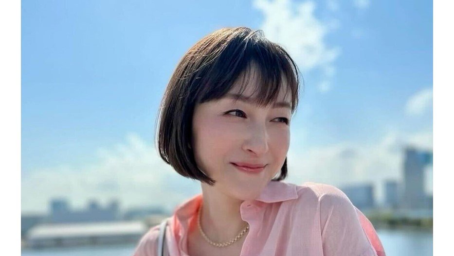 広末涼子 日清UFOパーティバスケット 広末涼子 日清UFOパーティバスケット 広末涼子、膝上ミニ姿を披露し