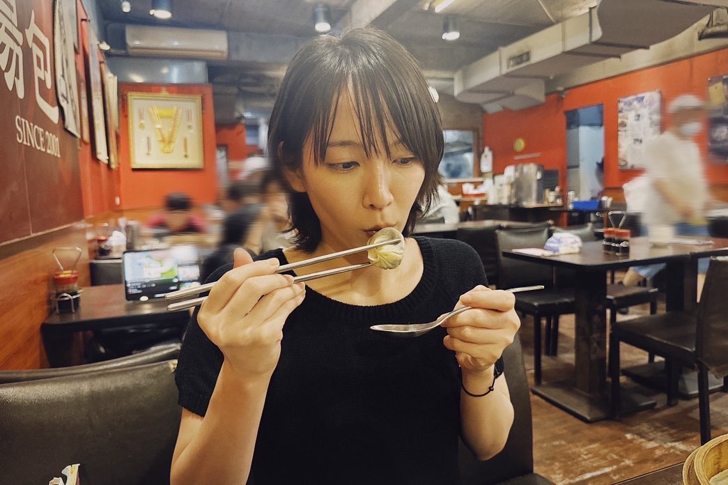 吉岡里帆】オフショットを公開 「この甘い餡子の入った小籠包が絶品で