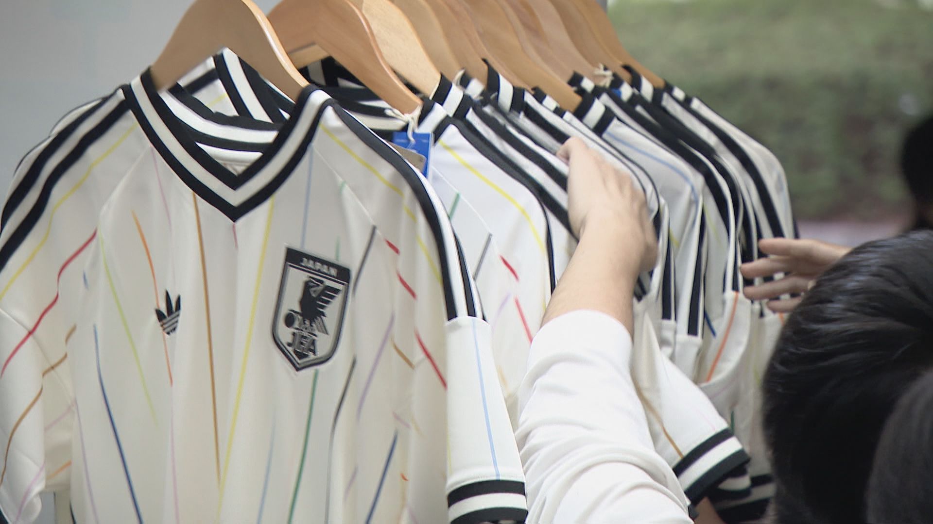 サッカーW杯が開幕 名古屋駅前に期間限定ストアがオープン 人気は日本