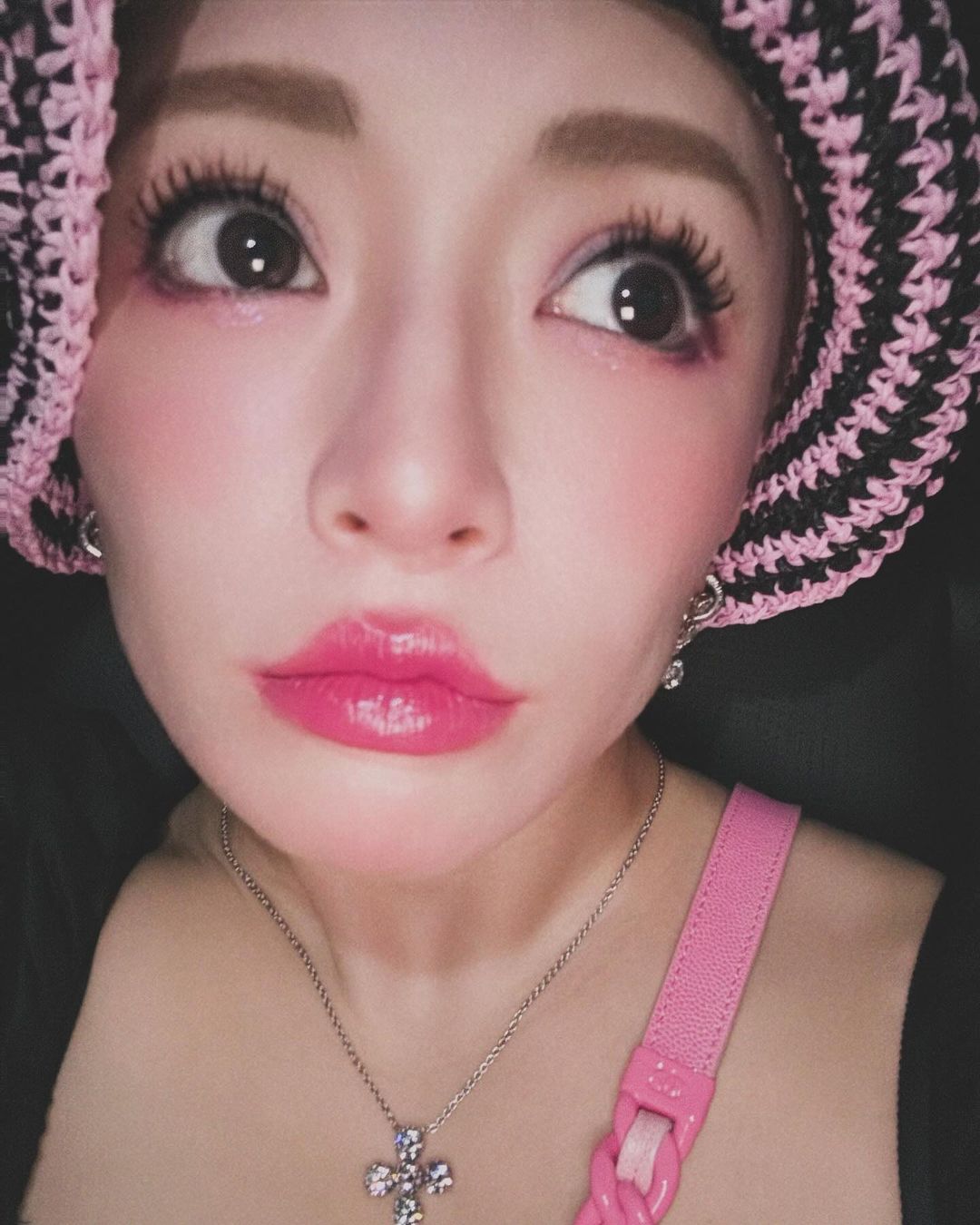 浜崎あゆみ】リーディンググラスに反響 フレームは“ピンクのベルベット
