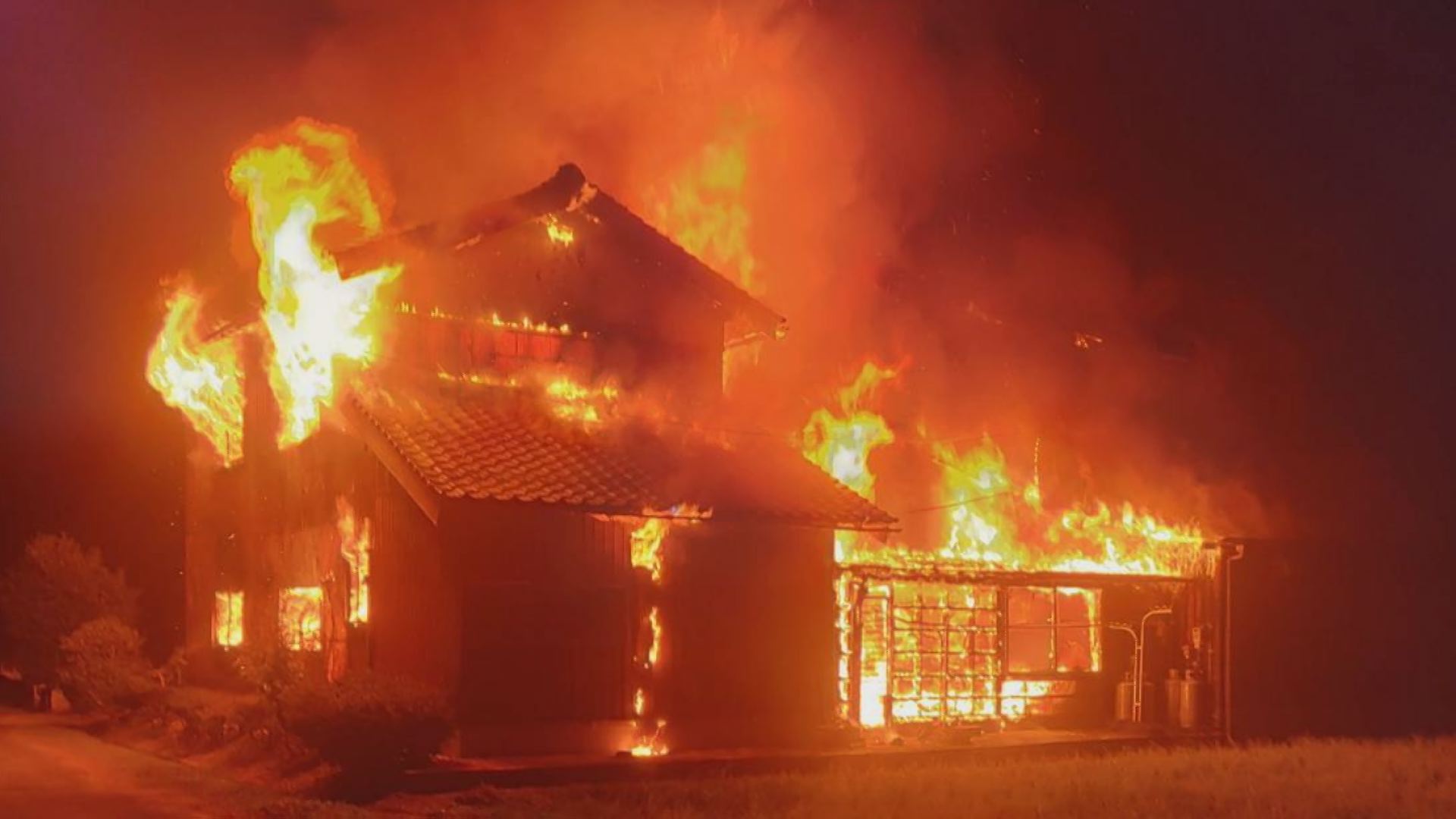 「火事です、避難します」家主が通報…田畑に囲まれた民家が炎上 2棟全焼するも、幸いけが人なし 鳥取・南部町 | TBS NEWS DIG