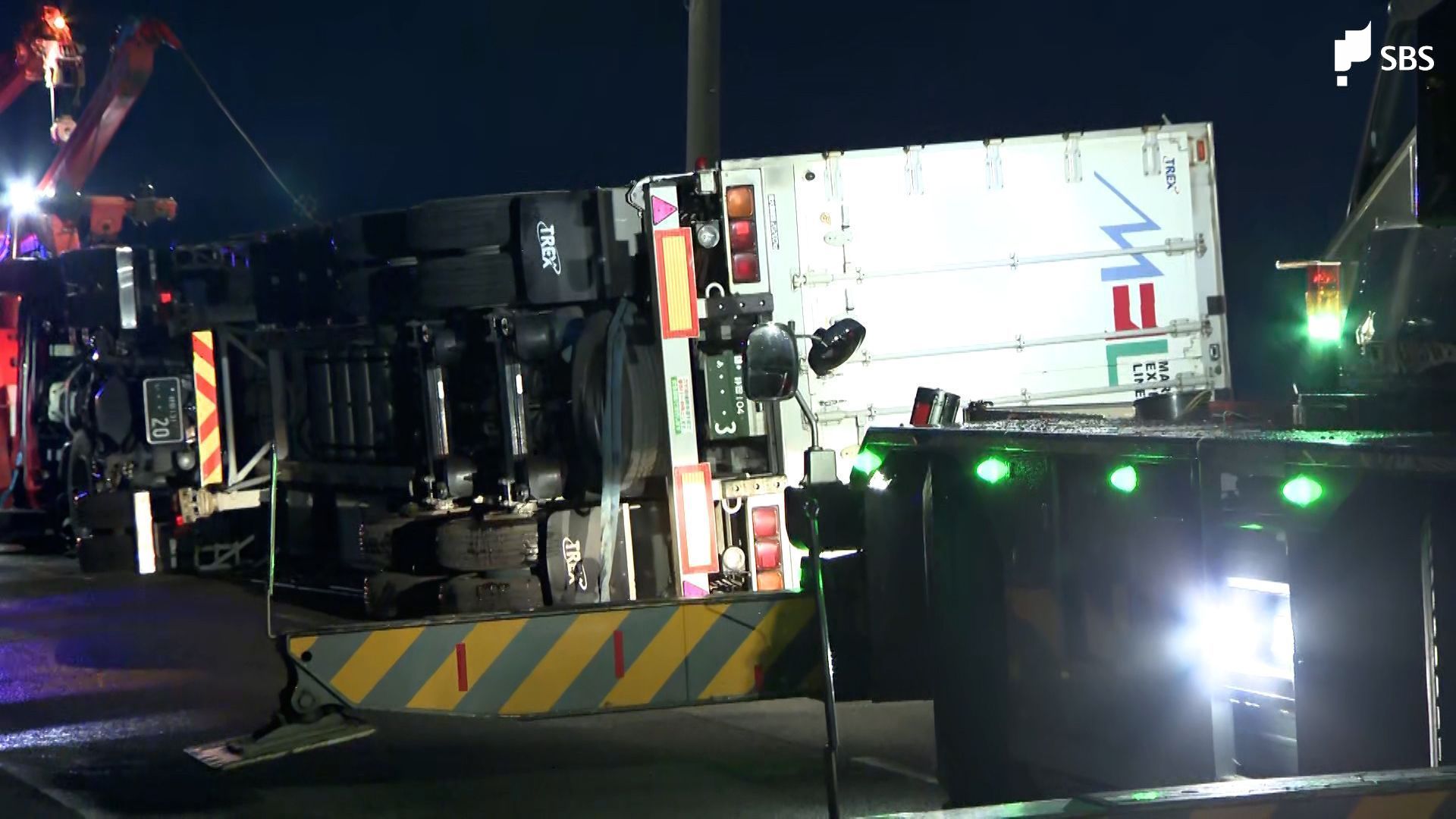 「浮いて飛んだような感じが…」トレーラー横転で運転手がけが 小屋が吹き飛ぶ被害も…静岡県西部で竜巻とみられる突風が発生【速報】 | TBS ...