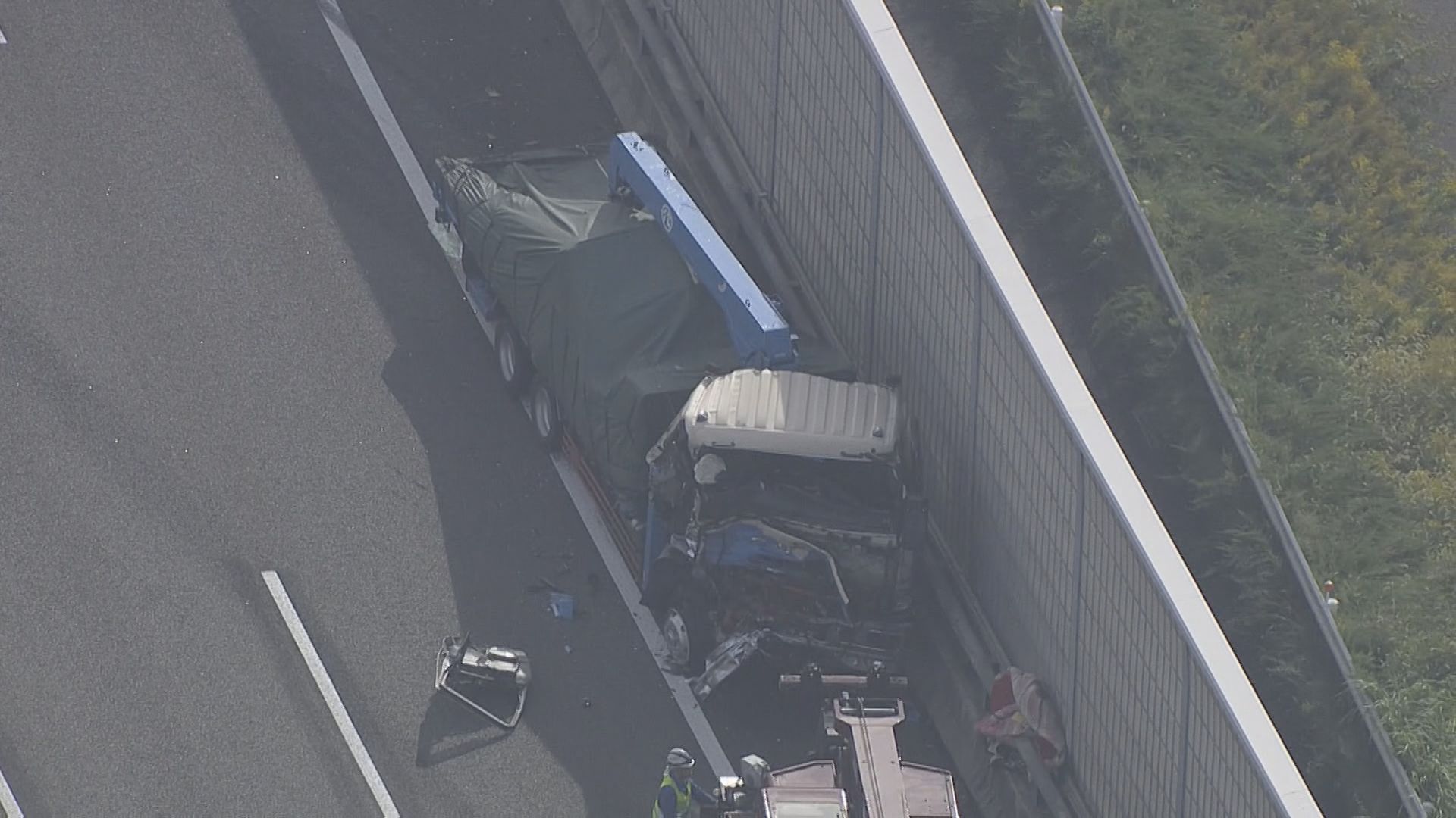 大型トラックが“追い越し車線の故障車”に追突 1人死亡 故障車の男性は首の骨折る重傷 伊勢湾岸道下り線