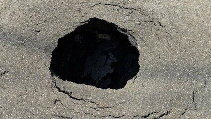 縦70cm×幅90cm×深さ30cmの『道路陥没』2m下には“水が流れる管”も 新潟