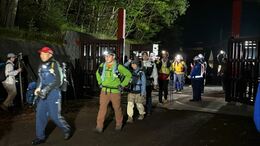 富士山が山開き　5合目ゲートが開門　通行料は4000円　当日窓口にキャッシュレス決済を導入　山梨・吉田ルート|TBS NEWS DIG