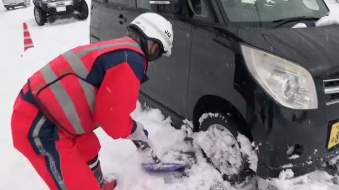 「除雪車が来たので…」車が縁石に乗り上げ身動き取れず…2時間以上かけてようやく脱出  大雪で「JAF助けて」