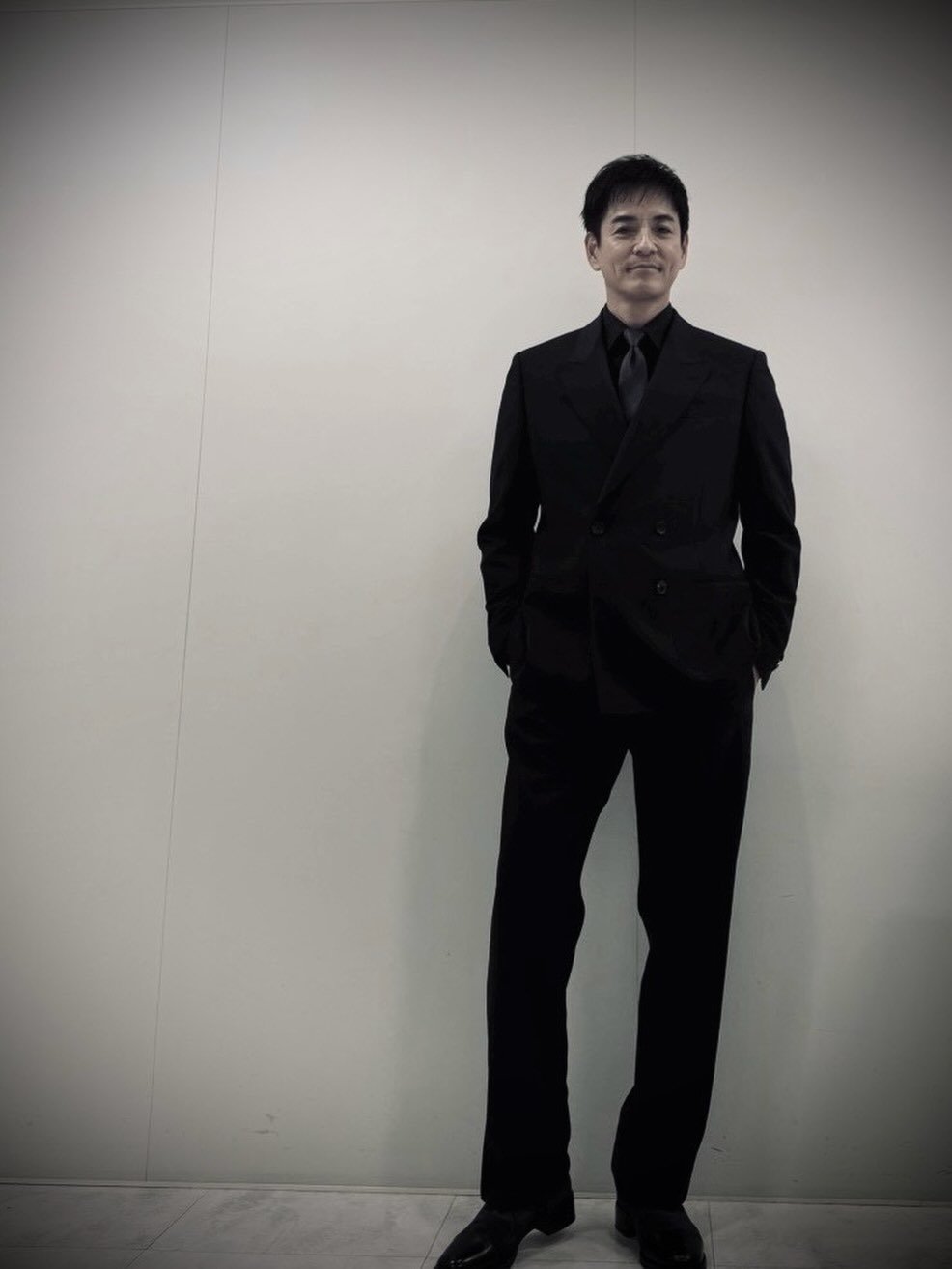 沢村一樹 】 赤い車と笑顔ショット 「自宅ガレージにて・・と言いたい