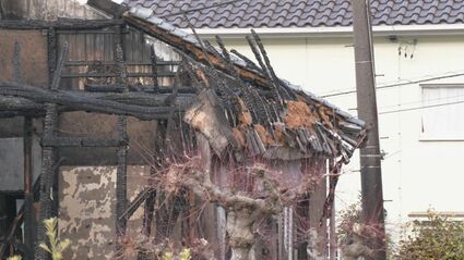 深夜の火事で木造住宅が全焼し1人死亡 この家に1人で住む80歳女性か