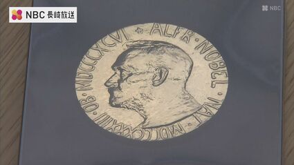 ノーベル平和賞のメダルレプリカを長崎被災協が長崎市役所で披露