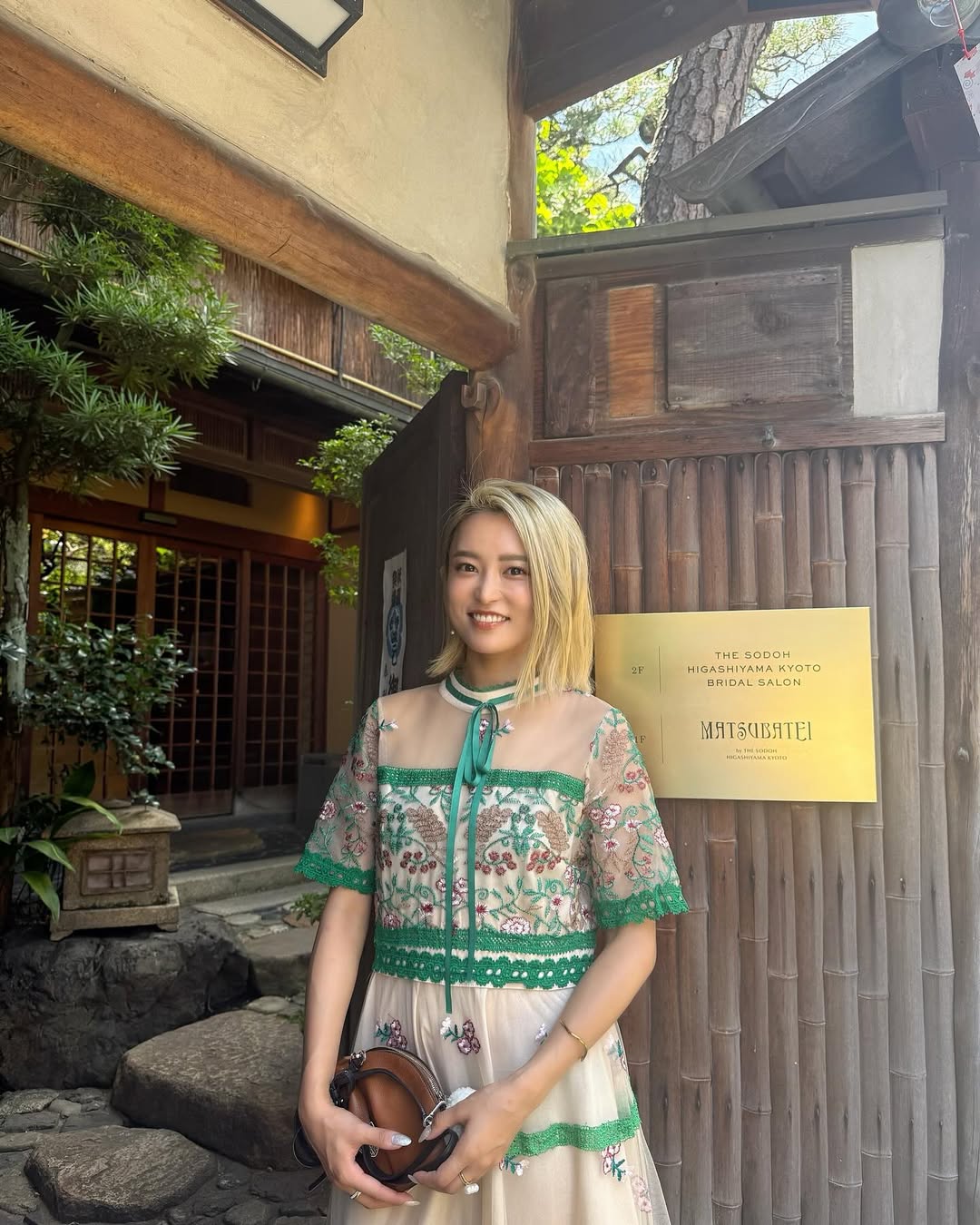 小島瑠璃子 】 「京都の街並みに癒されました」 金髪・爽やかな花柄