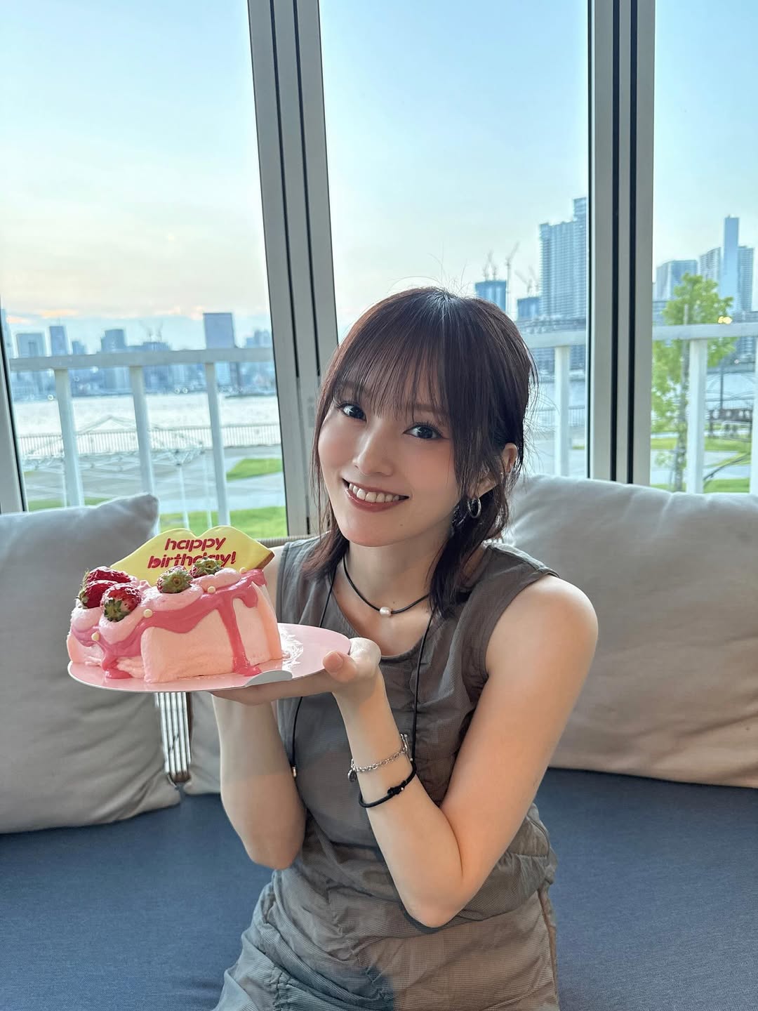 山本彩 】 32歳のバースデーショット 「32歳も今が1番だって胸を