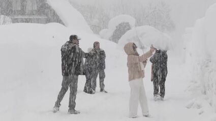 観測史上最大の大雪となった岐阜・白川村 世界遺産の合掌造り集落は雪