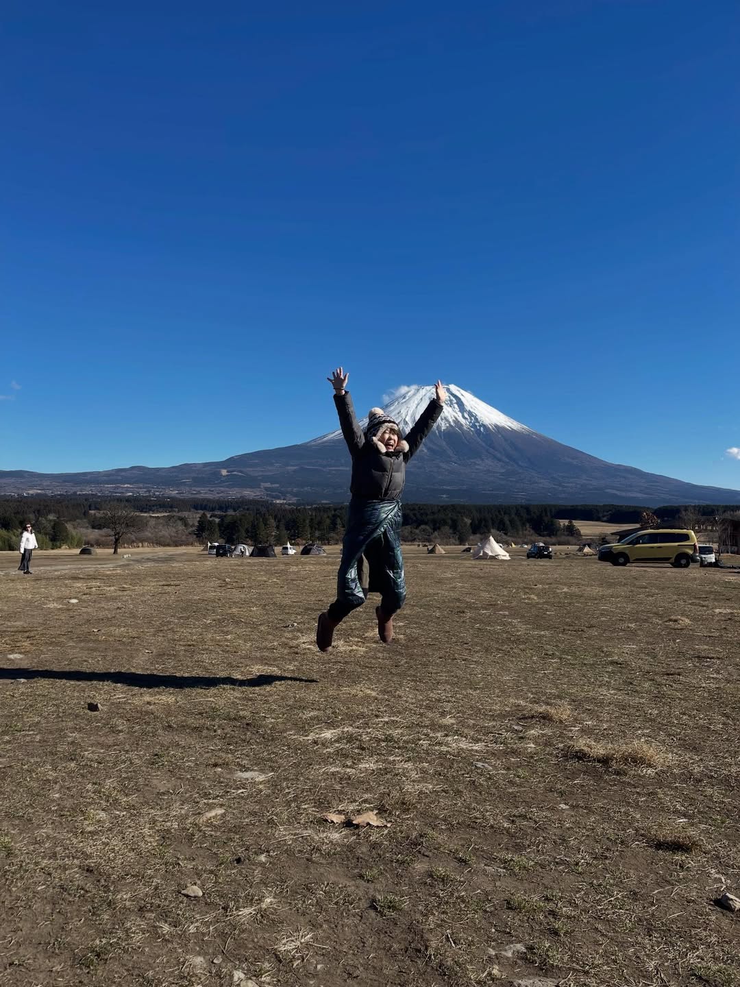 リンドバーグ 】渡瀬マキさん「初デイキャン」は富士山の麓で着ぶくれ