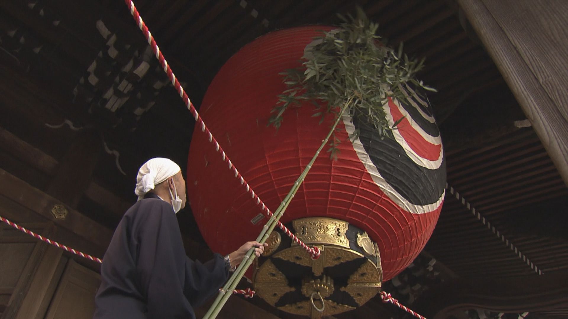 豊川稲荷で恒例の｢大すす払い｣　本殿に積もった“ほこり”を払い清めて新年を迎える準備