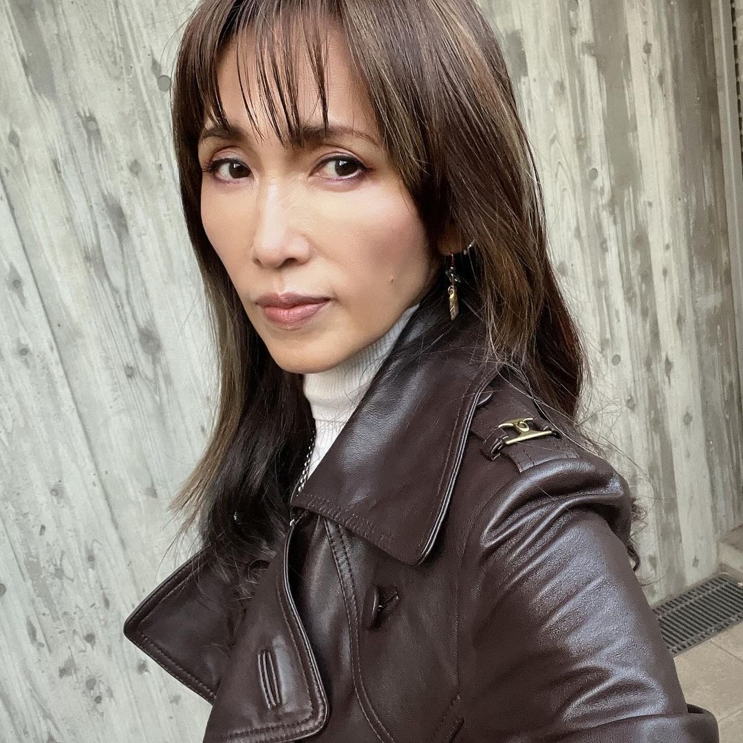 工藤静香さん着用★定価約14万半額★COACH★コート新品同様★コーチ素敵綺麗 52歳・工藤静香、ヴェルサーチェのバッグで黒統一コーデ披露