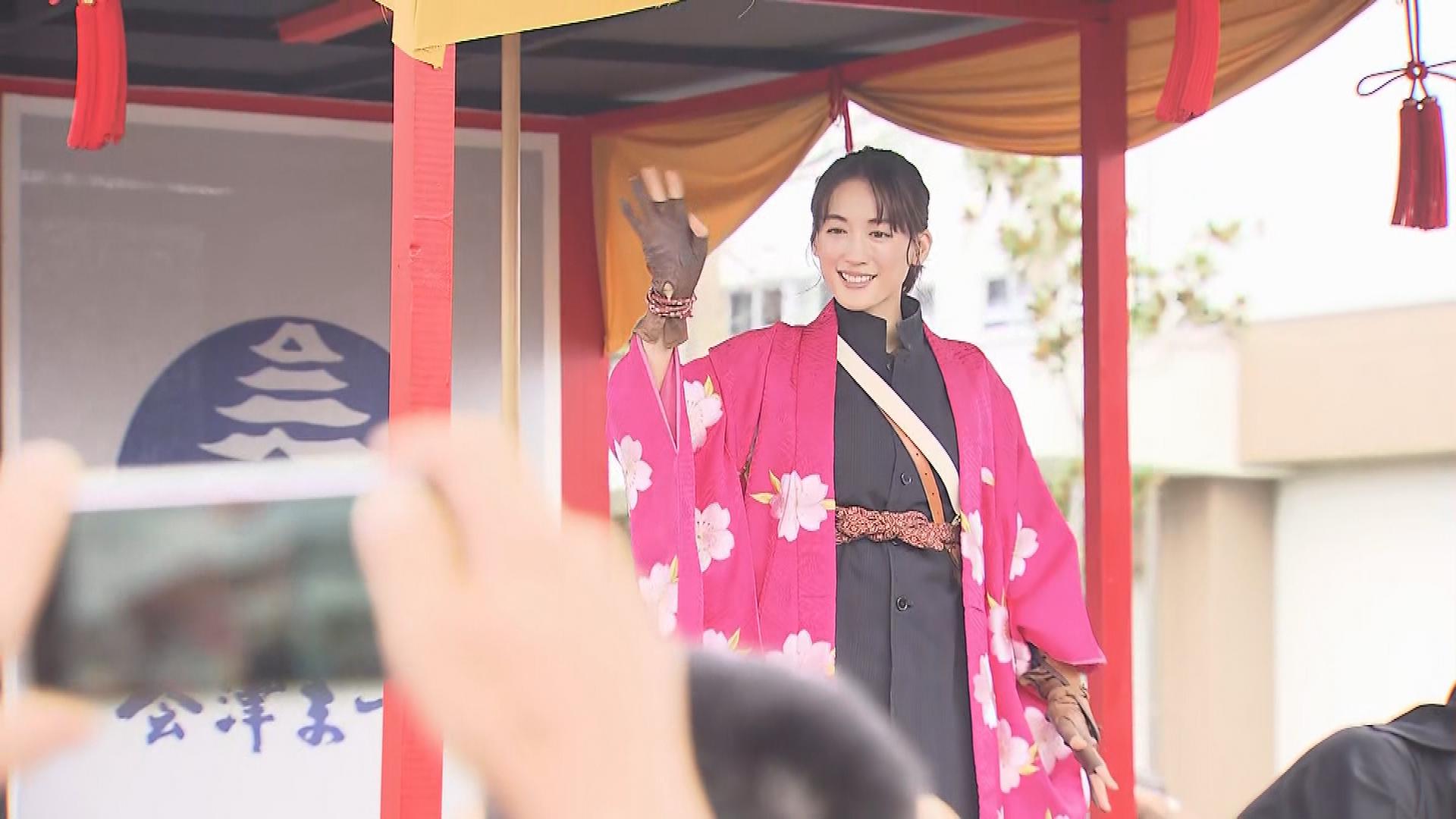 皆さんさすけねえか」綾瀬はるかさん今年も笑顔で参加 会津藩公行列4年