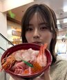 【 小芝風花 】　青森・八戸の旅を堪能　「脂がのって美味しすぎるカンパチ」　ファン反響　「海鮮のっけ丼めちゃめちゃ美味しそう」「観ているだけで幸せ」|TBS NEWS DIG