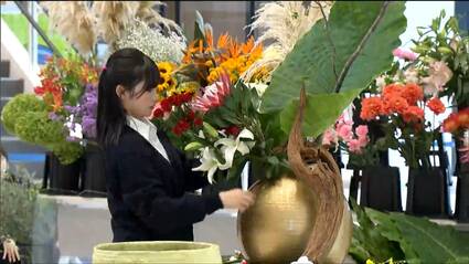 松の枝を…立てた！」高校生が生け花の腕を競う「全国高校生花いけ