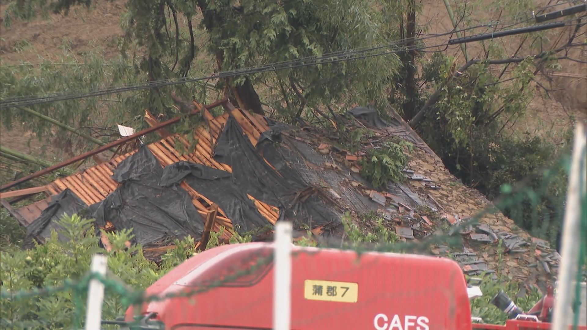 2階建て木造住宅が土砂崩れに巻き込まれる　住人の家族5人のうち40代女性2人を救助　70代夫婦と30代男性の捜索続く　愛知