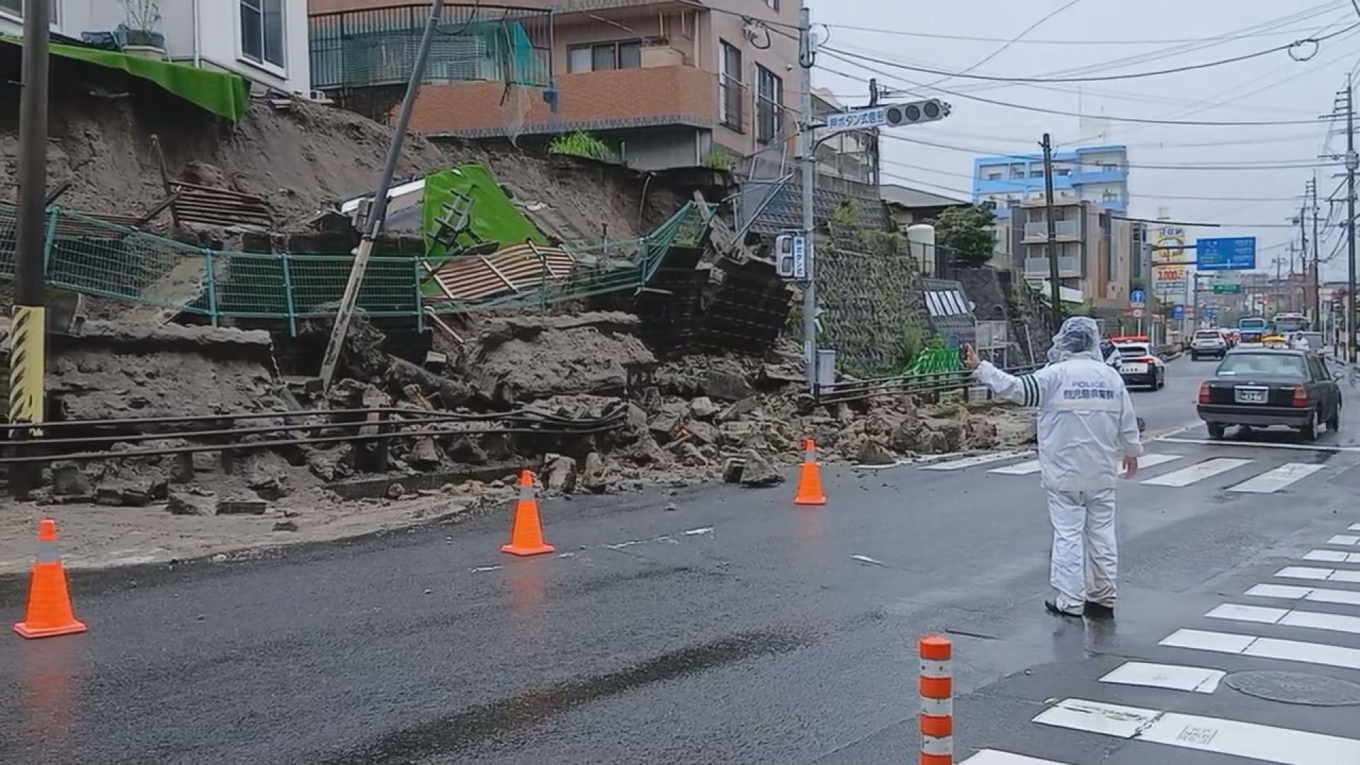 鹿児島市武3丁目でのり面崩れる 斜面の上に住宅「子どもが多く通る道 鹿児島市武3丁目でのり面崩れる 斜面の上に住宅「子どもが多く通る道