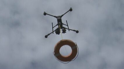 水難事故を防げ ドローン使った救助訓練 スピーカーでの呼びかけや浮き