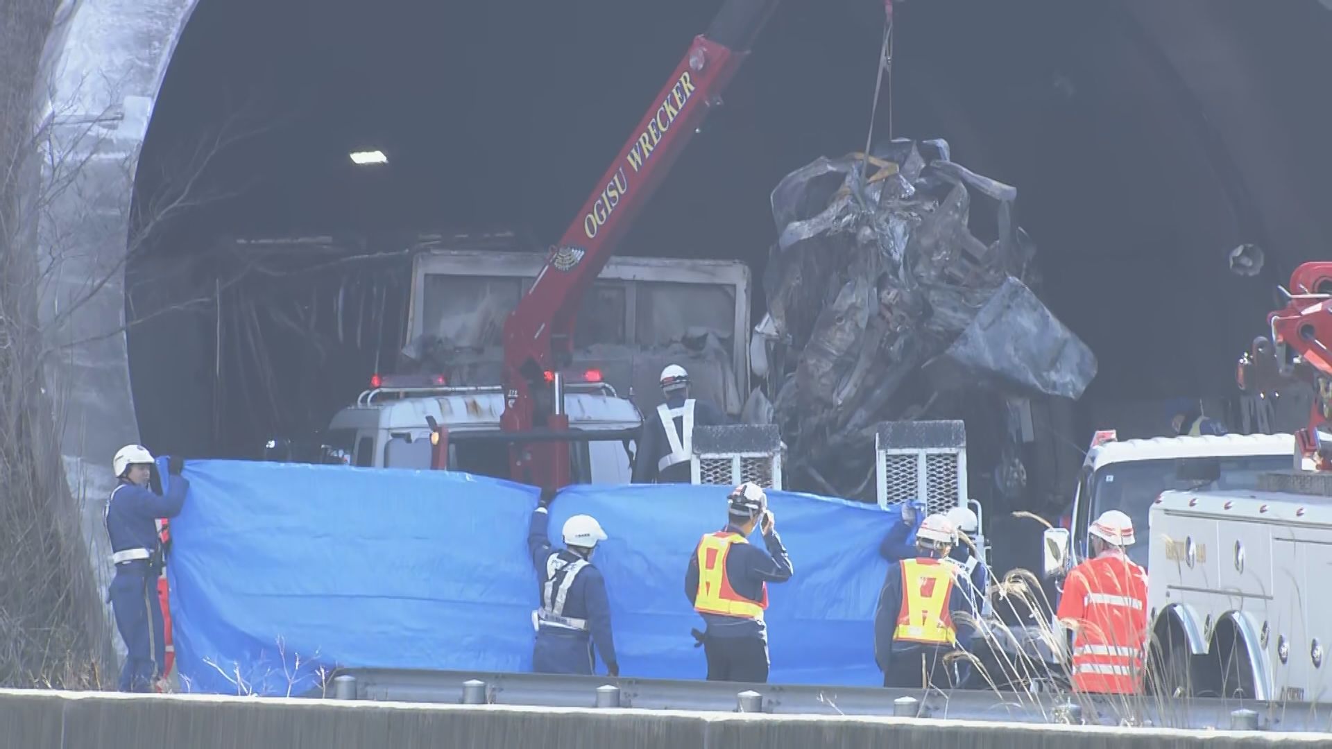 新名神高速で4台絡む事故 車両火災も発生 5人死亡 大型貨物車が乗用車