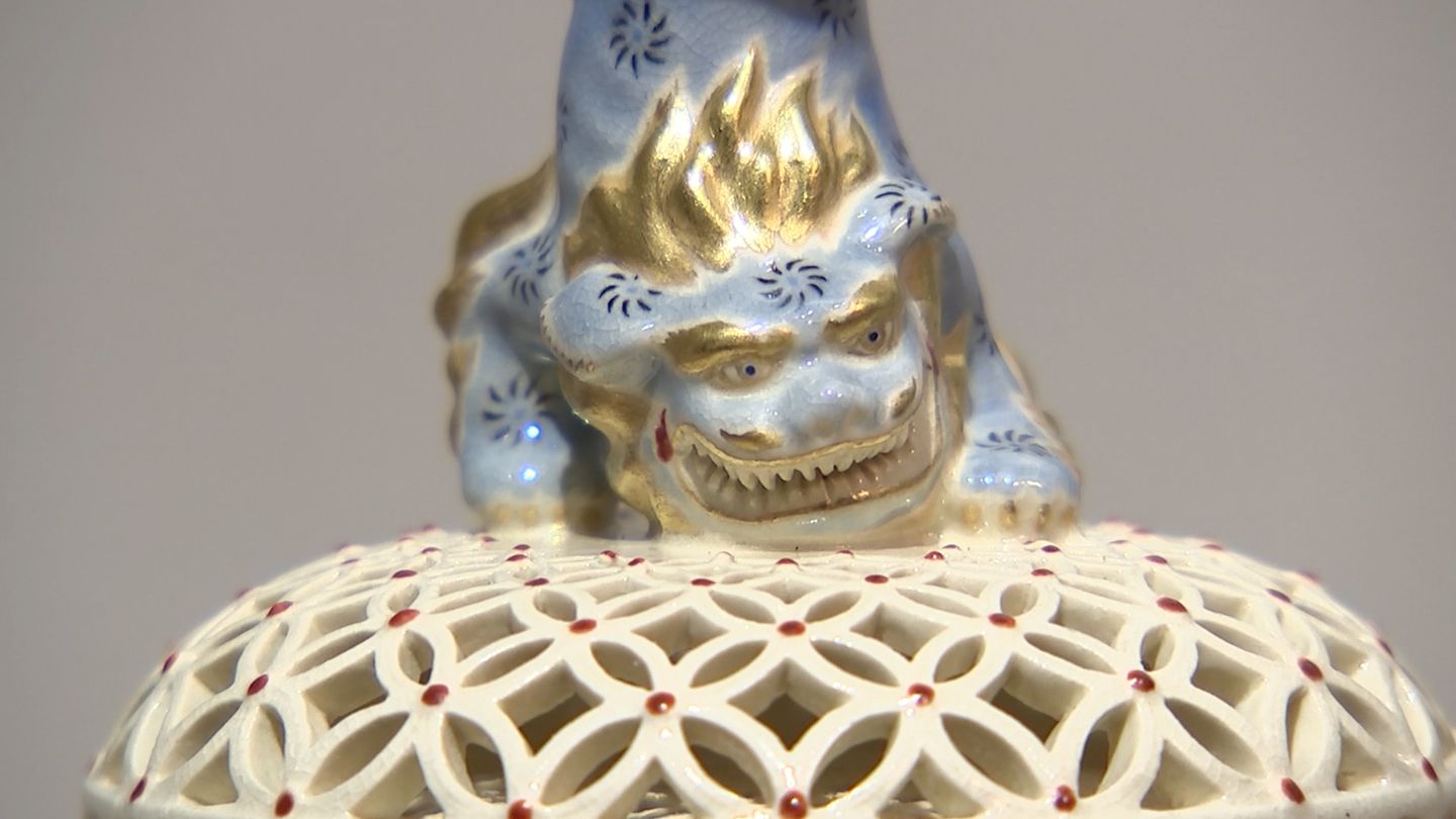 白い生地に繊細な彫刻 薩摩焼「沈壽官窯」創業150周年記念展 透かし