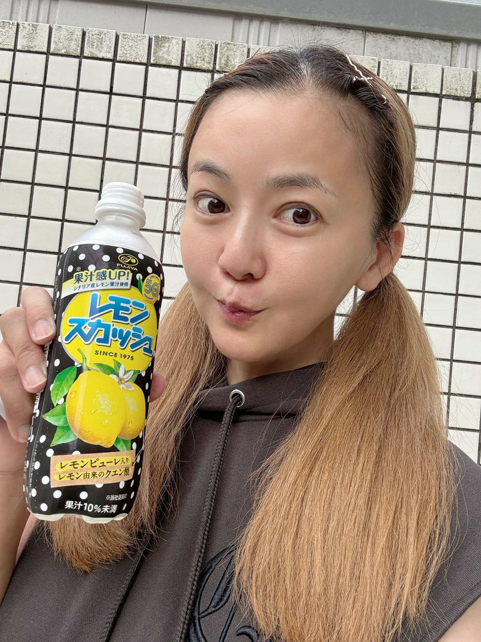 華原朋美 】 ドリンク片手に笑顔 「朋ちゃん今日もかわいい 癒されるー