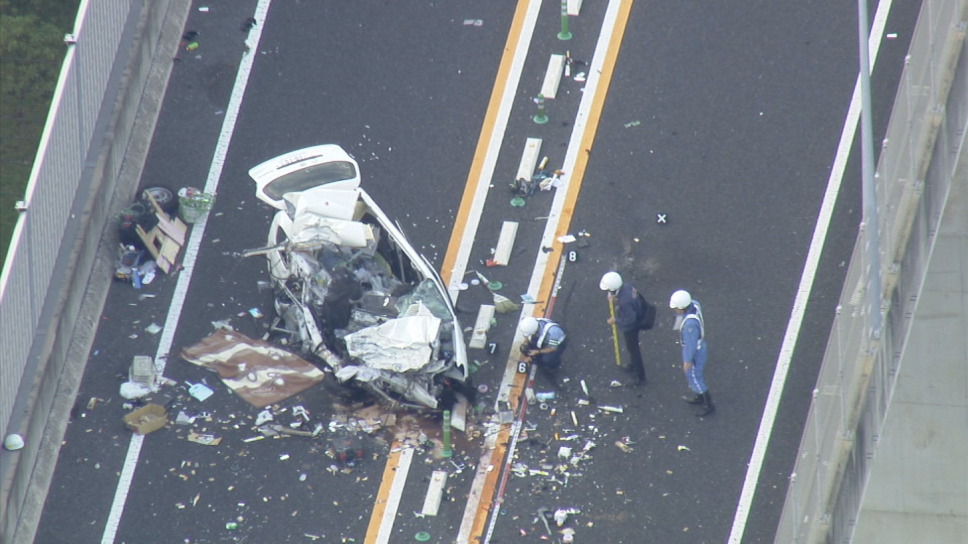 事故映像 大型オートバイが車と正面衝突 フロント部分大破し27歳男性ライダーが