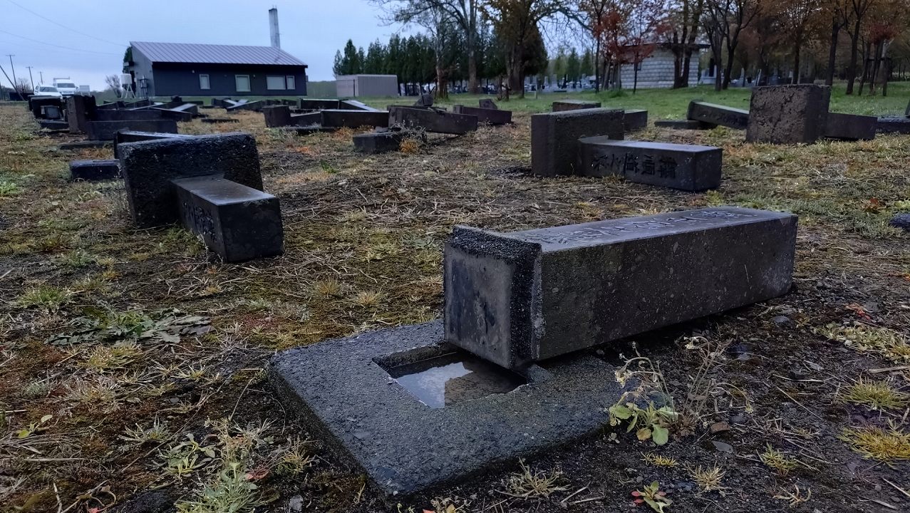 【中古】 あの墓を掘れ 霊園の「囚人墓地」区画の墓石58基がなぎ倒される 警察は器物損壊事件