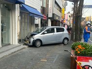 【速報】商店街近くの事務所に軽乗用車が突っ込む事故　山口|TBS NEWS DIG