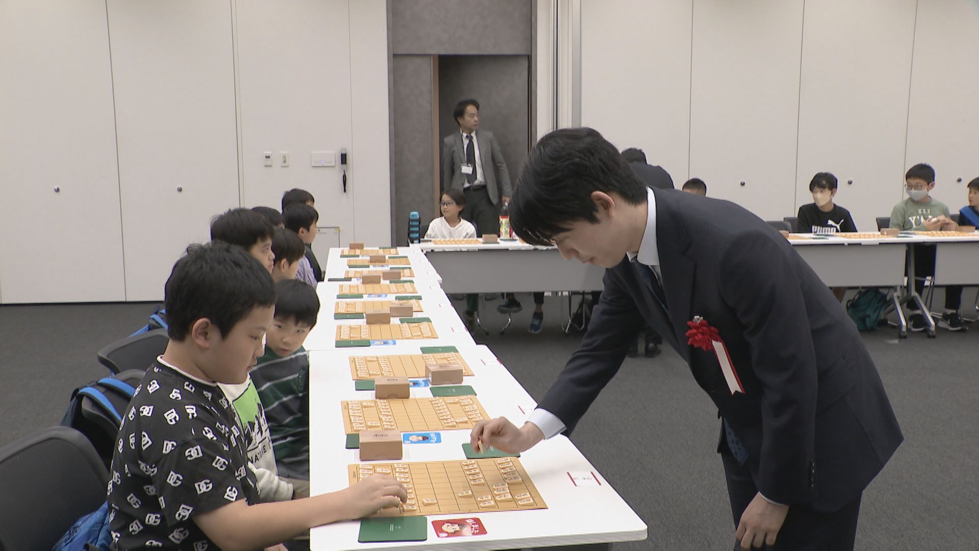 藤井聡太七冠ら5人のプロ棋士に小学生100人が挑戦　名古屋市内でイベント対局終え充実の表情