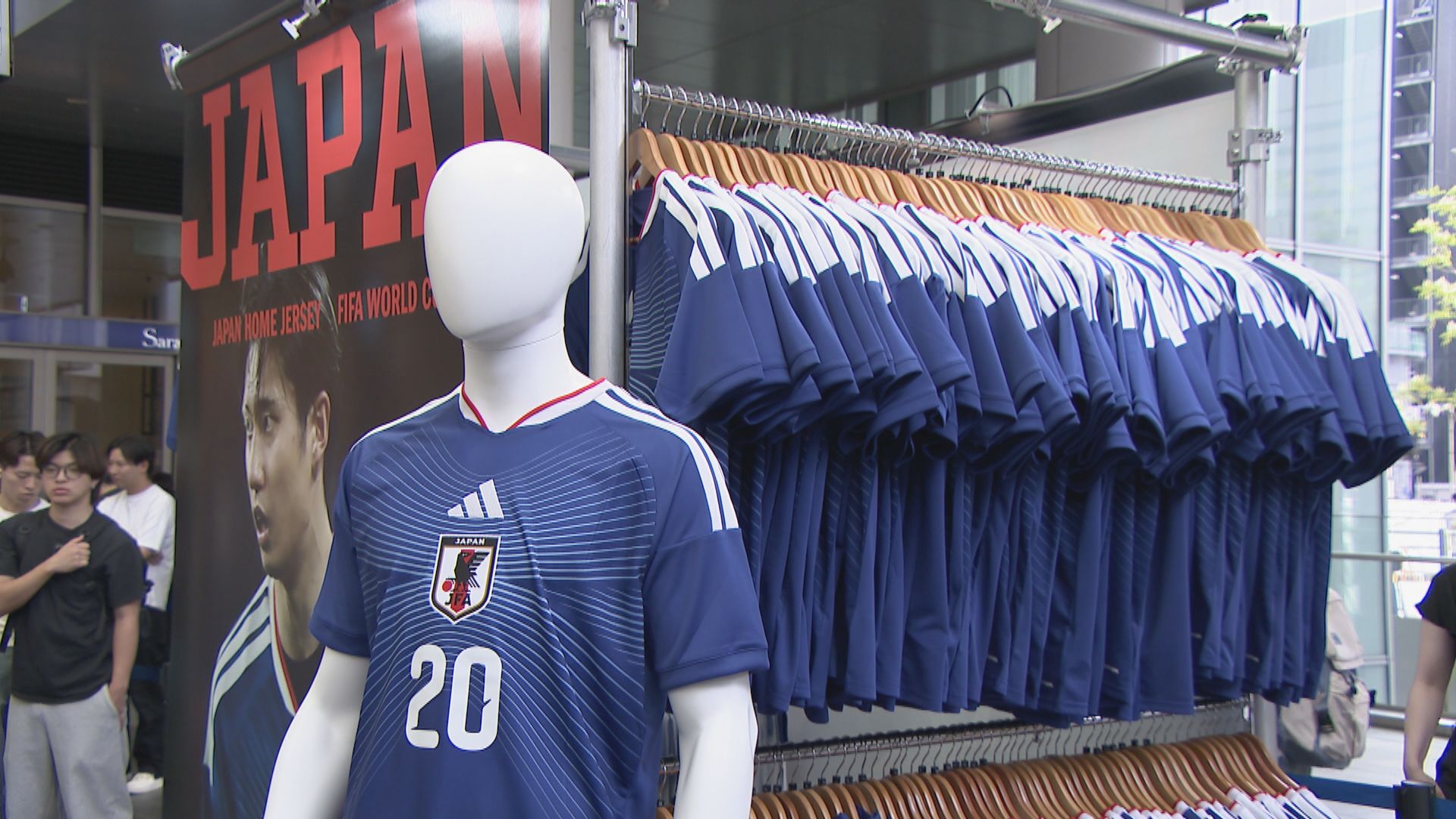 サッカーW杯 白のユニフォームが大人気!? ｢普段使いできそう｣ 鈴木