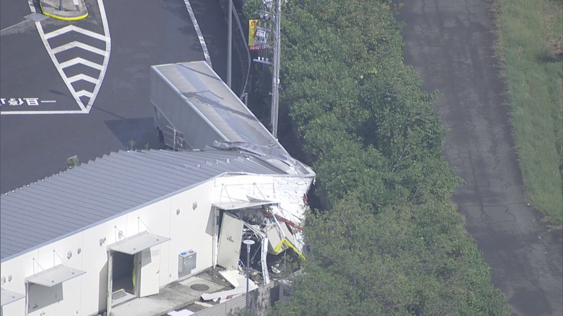 一時閉鎖の豊橋PAが再開　大型トラック突っ込み約17時間後