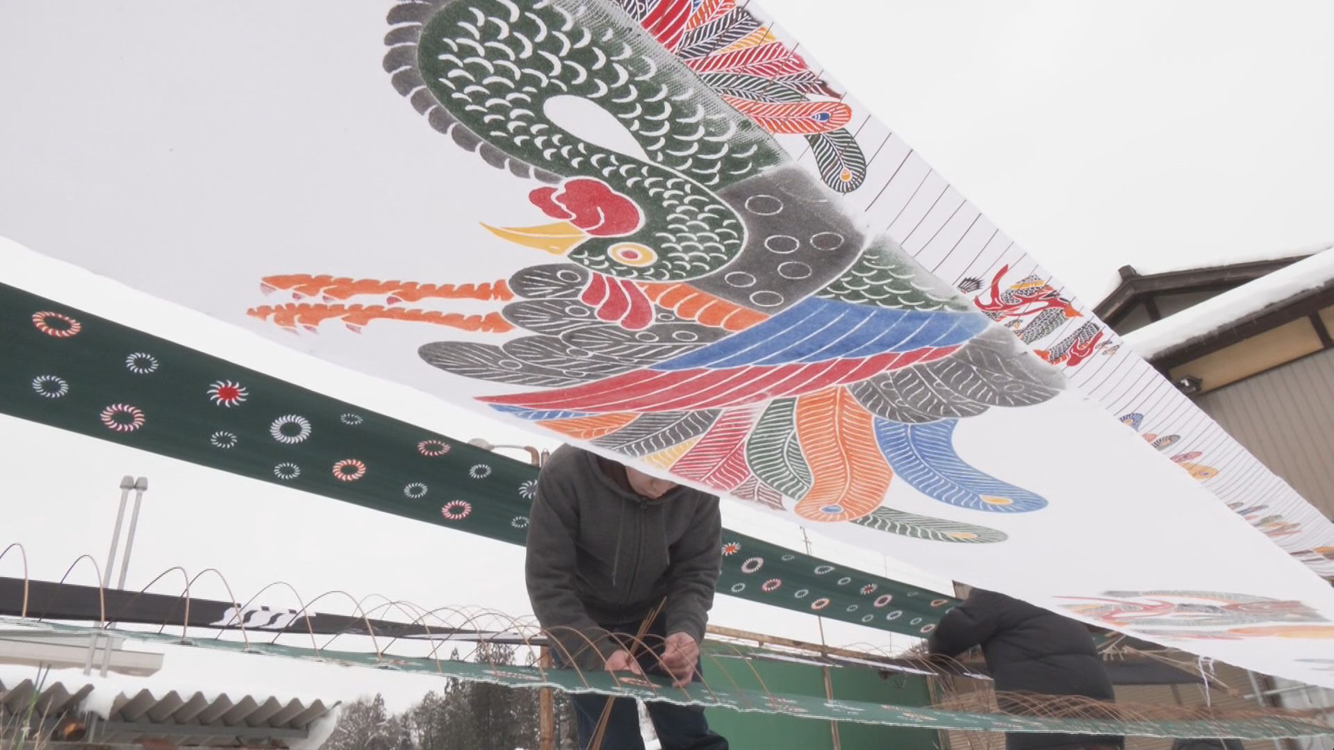 「寒い日が続いているのでちょうどいい」雪の中で“飛騨染の寒ざらし” 高山祭に欠かせない鮮やかな色 岐阜・高山市