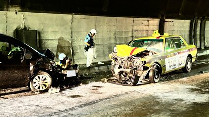 トンネル内でタクシーと普通乗用車が衝突 長崎県時津町の鳴鼓トンネル