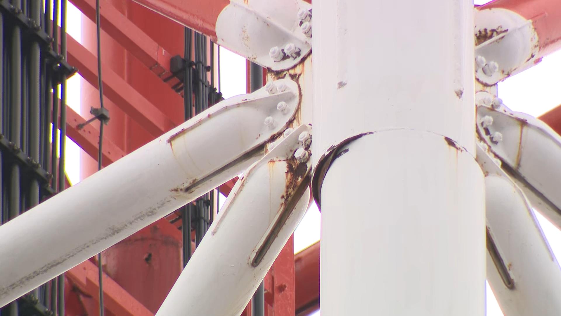 速報】地震で70m鉄塔の柱が破断 周辺に避難指示・国道45号で通行止め