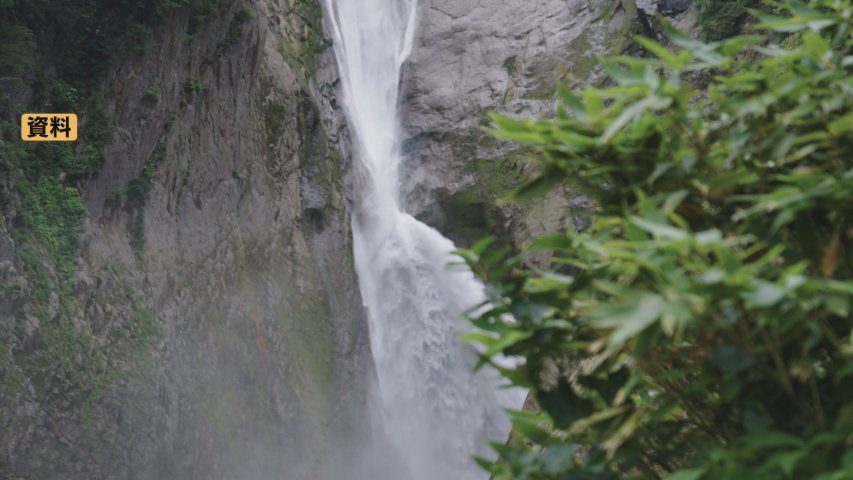 北アルプス立山山麓 称名滝（標高1170メートル）滝つぼで男性の