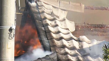 住宅街に黒煙立ち上る 平屋など5棟が全焼 住民の60代男性と孫にけが