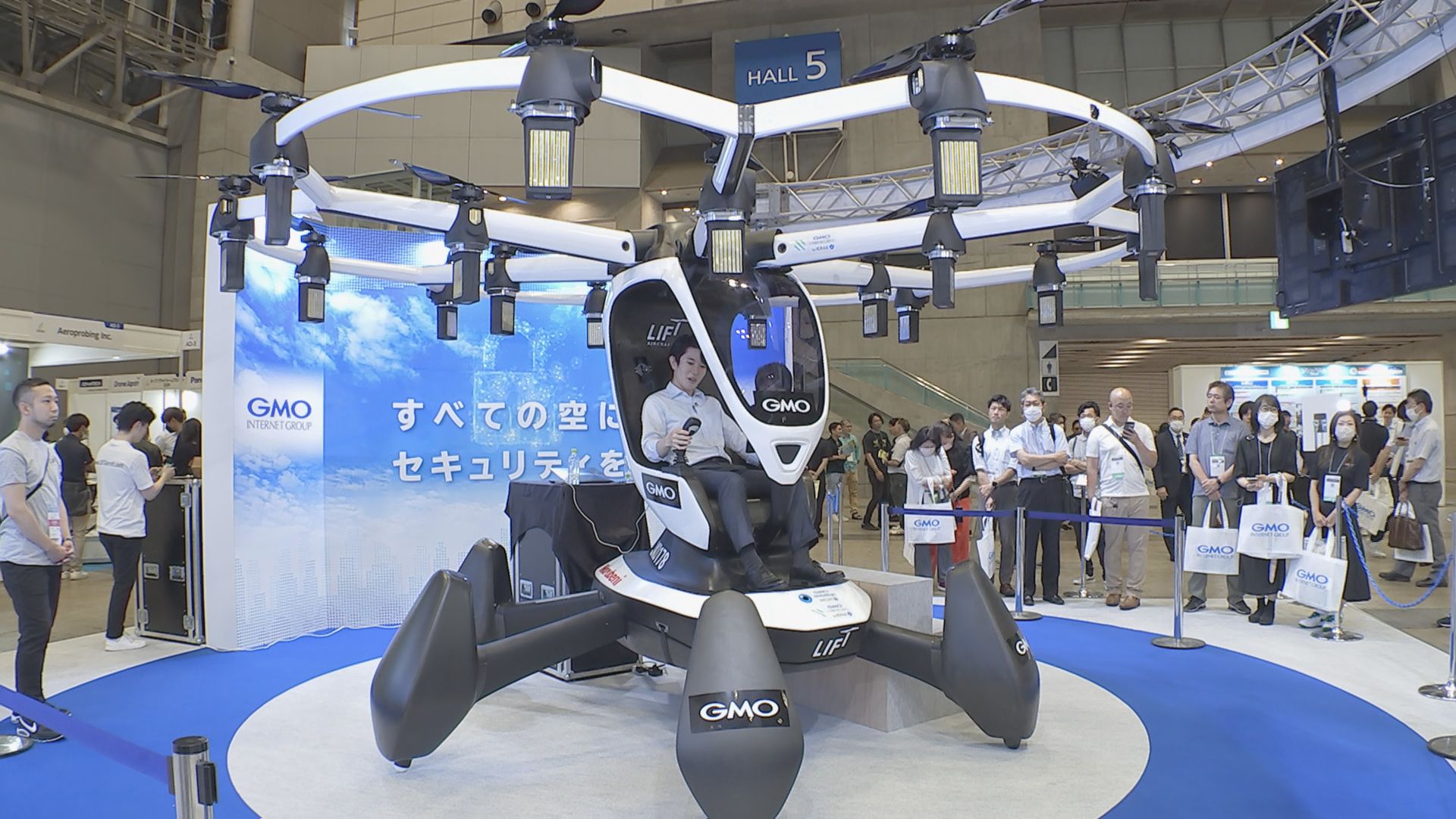国内最大級のドローン展示会開催 手のひらサイズの超小型ドローンから“空飛ぶ車”まで登場 | TBS NEWS DIG