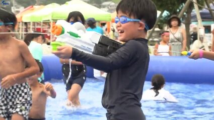 子どもたちがびしょ濡れでサバイバルゲームを楽しむ 水遊びイベント