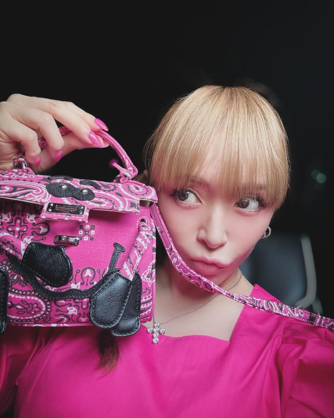 浜崎あゆみさん 「ピンク魂が触発」 爪も鞄も足先も 全身ピンクの自