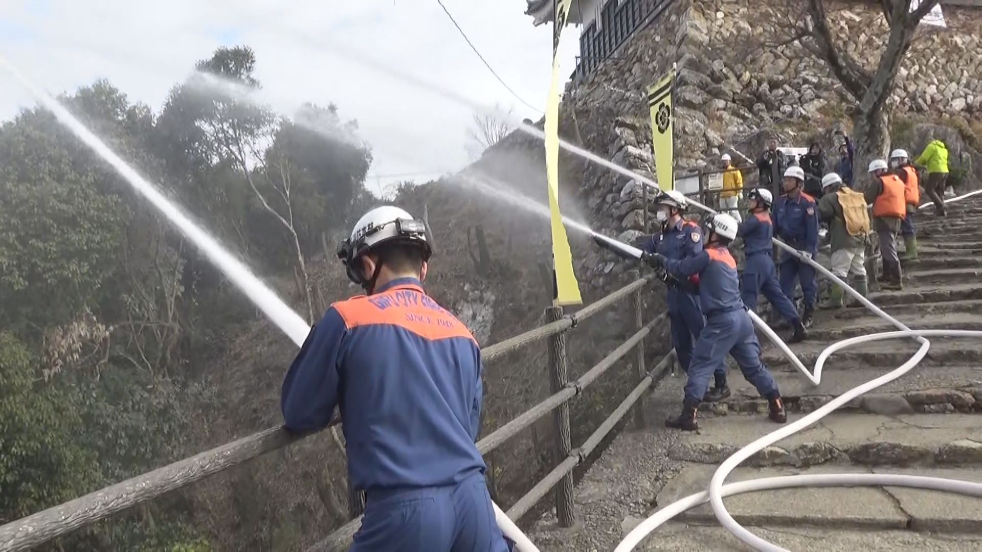 「全国で林野火災が多発。火の取り扱いに注意して」岐阜・金華山で山火事想定した消火訓練　登山道など5か所から放水しヘリからも
