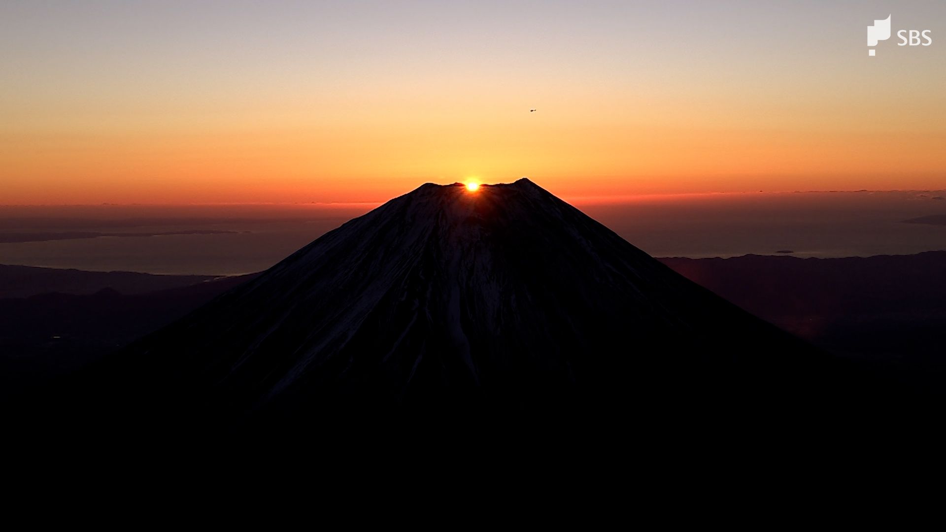 富士山上空から「初日の出」の絶景 山頂から太陽が昇る「ダイヤモンド