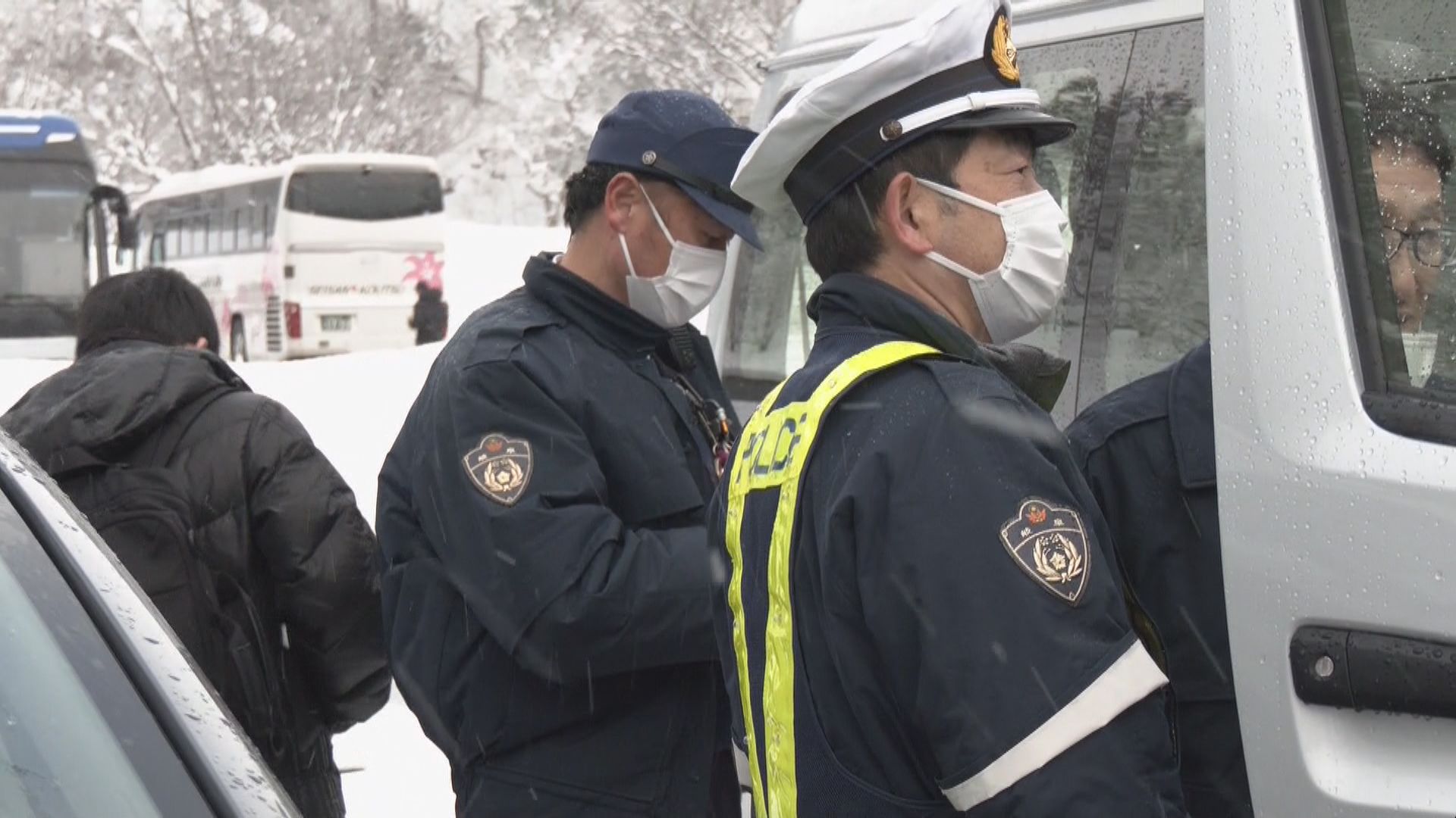 無許可営業の白タクに乗らないで！ 英語と中国語で「白色は違法」外国人観光客にも啓発活動 岐阜・白川村 合掌造り集落