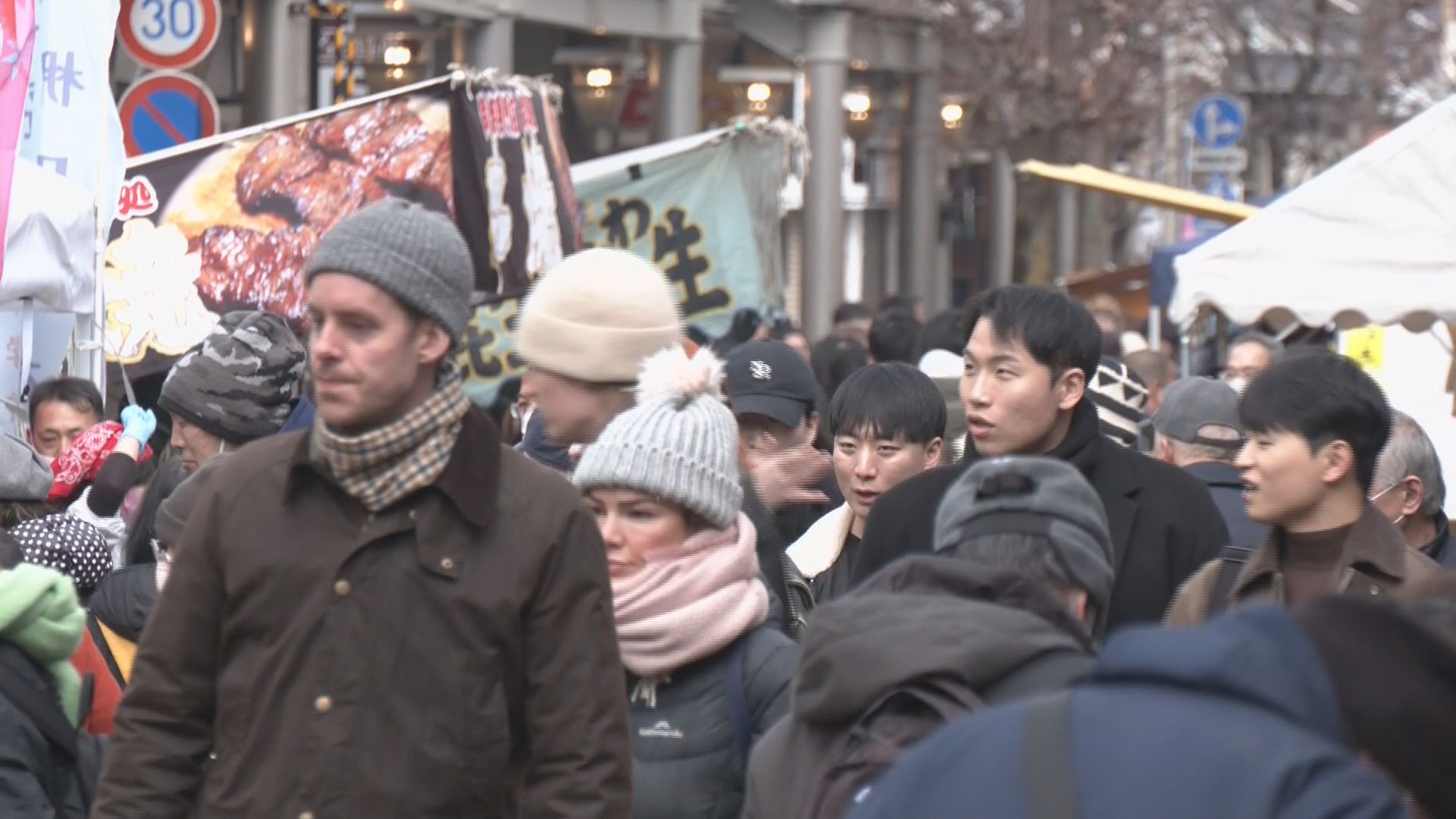 毎年1月24日に開催される「二十四日市」賑わう　木で編んだ「宮笠」などの民芸品や地元グルメの店並ぶ　岐阜・高山市